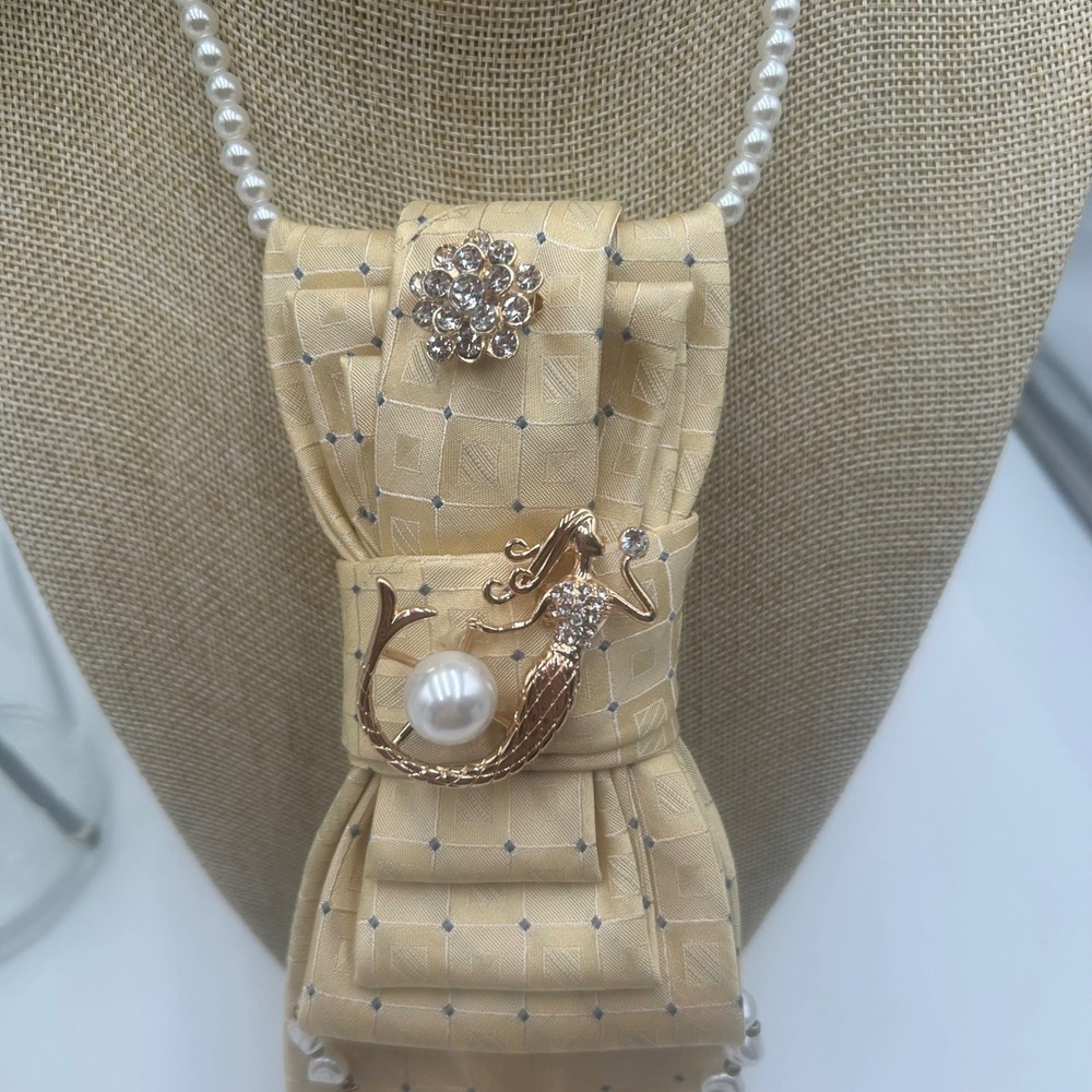 Calvin Klein 100% Silk Tie Necklace Mermaid Pearl Embellished Gold Champagne - Picture 9 of 12